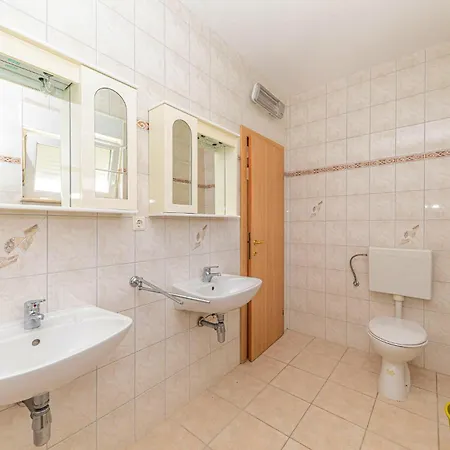 Awesome In Okrug Gornji Apartamento Trogir