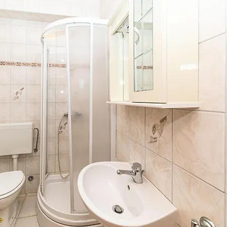 Awesome In Okrug Gornji Apartamento *